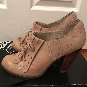 Seychelles menswear inspires booties, Size 8.